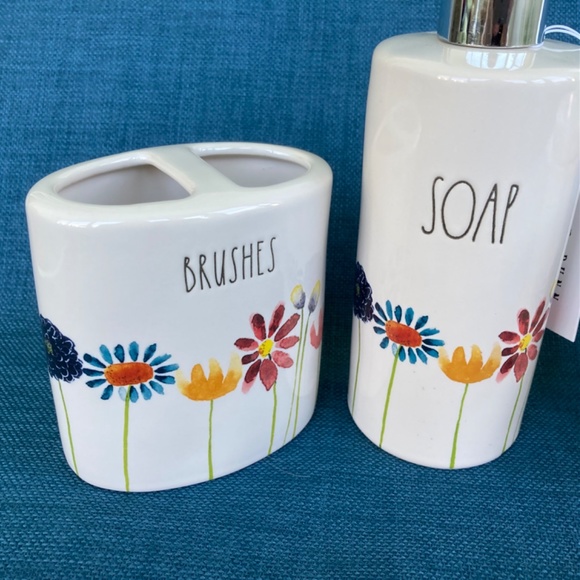 Rae Dunn Bath Set - Picture 5 of 5